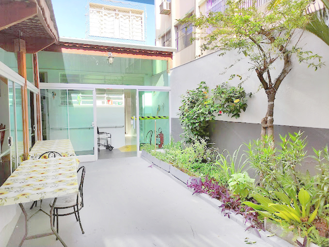 Imagem da sala de estar ampla da casa de repouso Lar Moureira