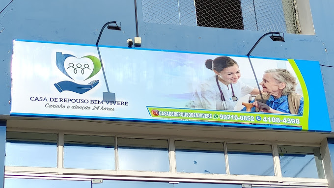 Varanda da casa de repouso Lar Moreira com cadeiras para descanso