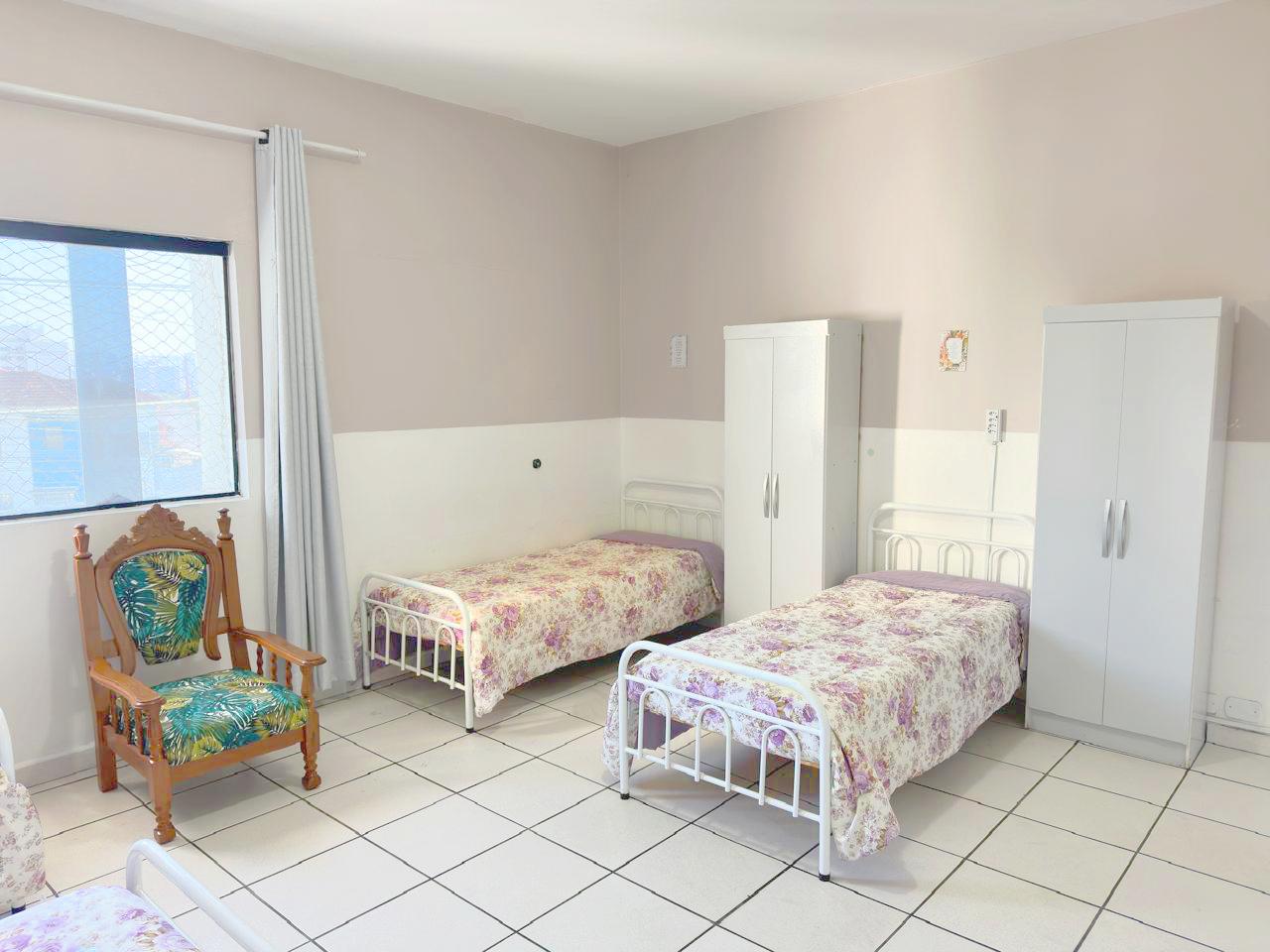 Quarto 2 compartilhado da casa de repouso Lar Moreira com camas organizadas