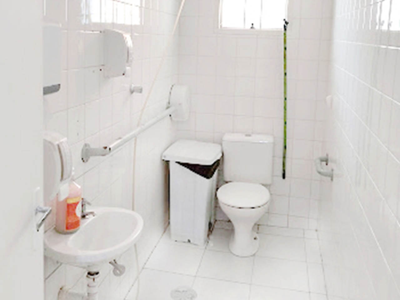 Sala de estar da casa de repouso Lar Moreira com poltronas confortáveis