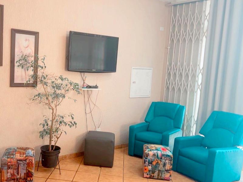 Varanda ampla nos fundos da casa de repouso Lar Moreira