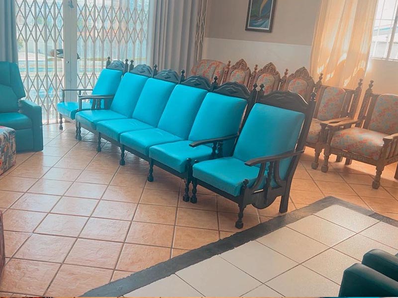 Varanda da casa de repouso Lar Moreira com vista para o jardim