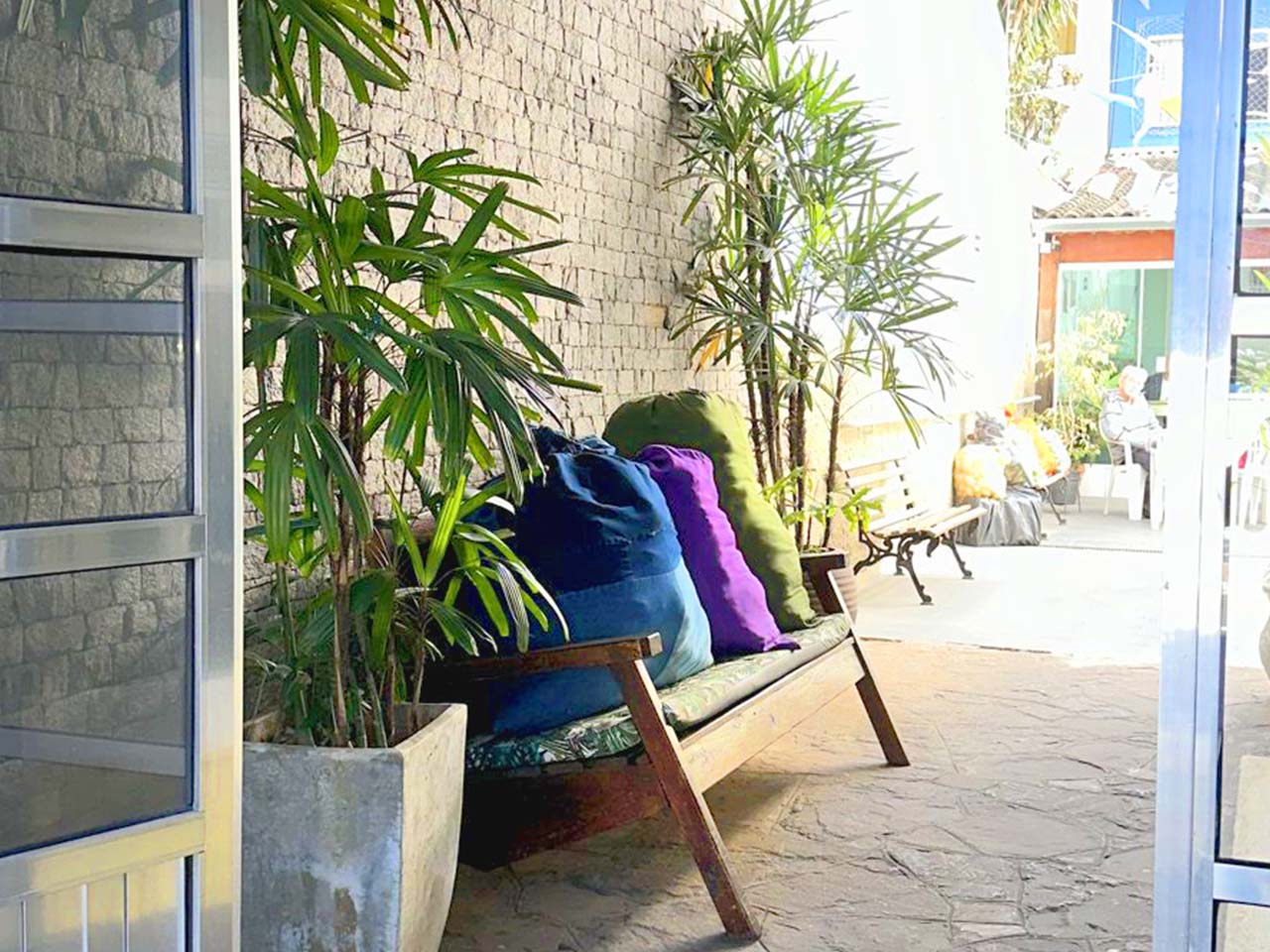 Hóspedes da casa de repouso Lar Moreira em momento de convivência