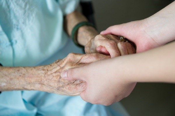 Cuidador auxiliando idoso a caminhar na Casa de Repouso Bem Vivere em São Paulo, Zona Leste — apoio essencial para mobilidade e bem-estar.