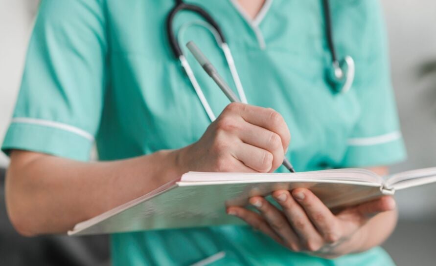 Enfermeira registrando informações na Casa de Repouso Bem Vivere em São Paulo, Zona Leste — acompanhamento médico detalhado para os idosos.